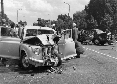 502346 Afbeelding van een verkeersongeval op de Utrechtseweg bij De Bilt.